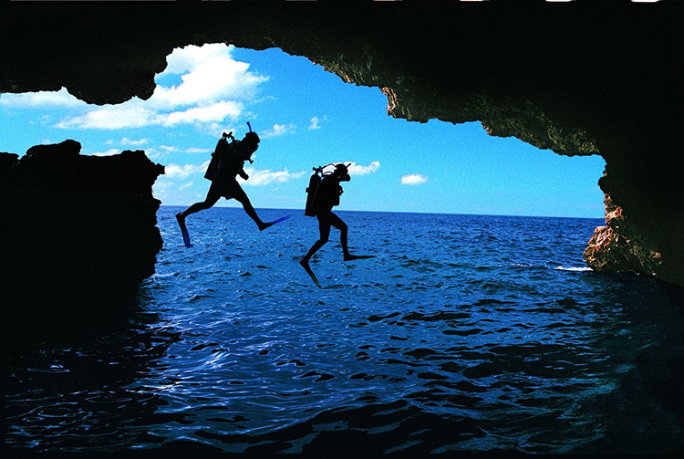 ▲사진=자메이카관광청 니그릴 (Negril)에서 다이빙을 하는 여행자들