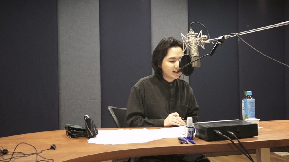 ▲사진=다큐영화 '이태석'의 내레이션을 녹음을 하고 있는 팝페라테너 임형주