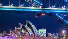 빛의 축제를 넘어선다……