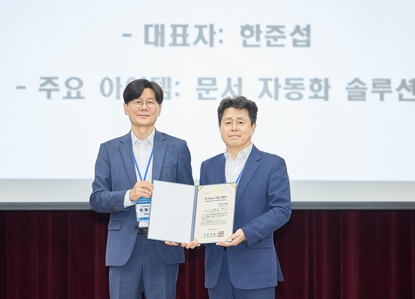 ▲한준섭 지미션 대표이사(오른쪽)와 이재훈 서울경제진흥원(SBA) 마케팅본부장이 '2025 하이서울기업인증' 인증식에서 사진 촬영을 하고 있다. (주식회사 지미션 제공)