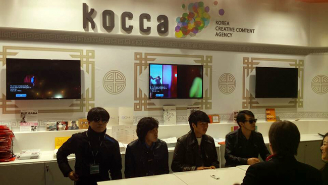 록 그룹 ‘레이시오스’가 프랑스 칸에서 진행되는 세계 최대의 음악 마켓 ‘미뎀’의 한국공동관에서 현지 매체와 인터뷰를 하고 있다.