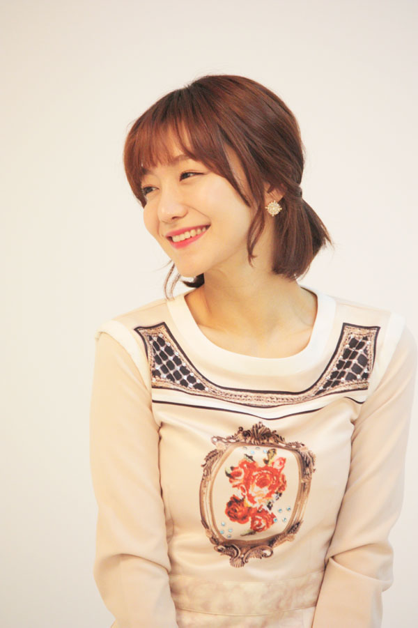 배우 신소율이 생일을 맞아 팬들에게 선물 대신 기부해달라고 알려 화제다. 