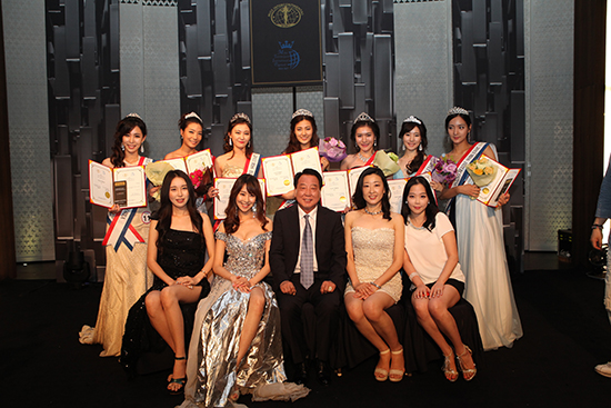 좌측부터 심사위원으로 참석한 배우 이애린, 시상자로 참석한 방송인 양예승, (주)뷰피플 얼짱몸짱 나레스트뷰티아카데미의 회장 조병옥, 다온엔터테인먼트의 대표 송지연, 2013 미시즈월드코리아 위너 Chenny Kim이 탑 7과 포토타임을 갖고 있다. 