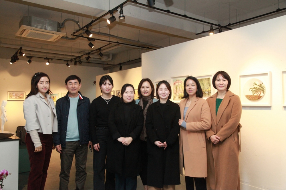 ▲왼쪽부터 장정은 작가, 주경석 작가, 추소민 작가, 김은경 작가, 김미경 작가, 박다은 작가, 정혜은 작가, 황지숙 작가