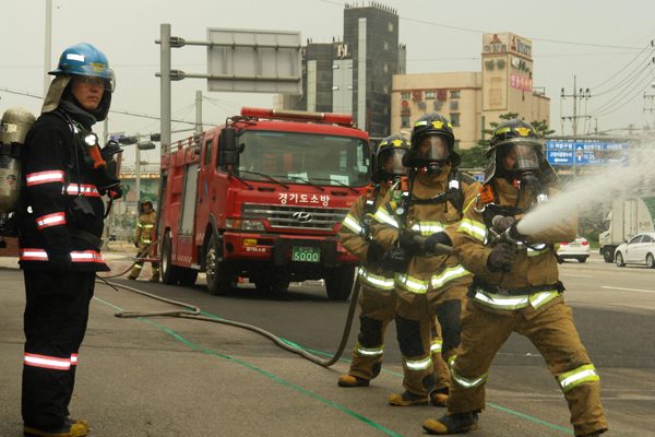 고양소방서 화재진압팀이 화재진압 4인조법 훈련을 하고 있다.
