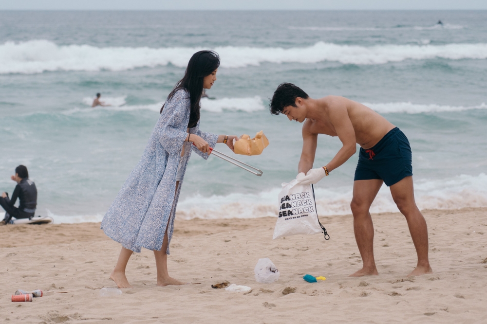 ▲사진=씨낵(SEANACK) 캠페인 참여자들이 대여한 비치클린 도구로 해변에서 쓰레기를 줍고 있다.
