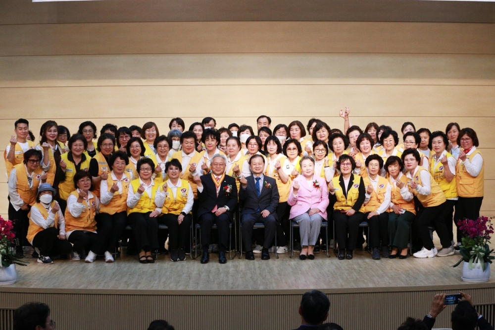 ▲ 김흥권 대한적십자사서울특별시지사 제31대·제32대 회장 이임식에서 적십자 봉사원들과 단체 기념 사진을 촬영하고 있다.