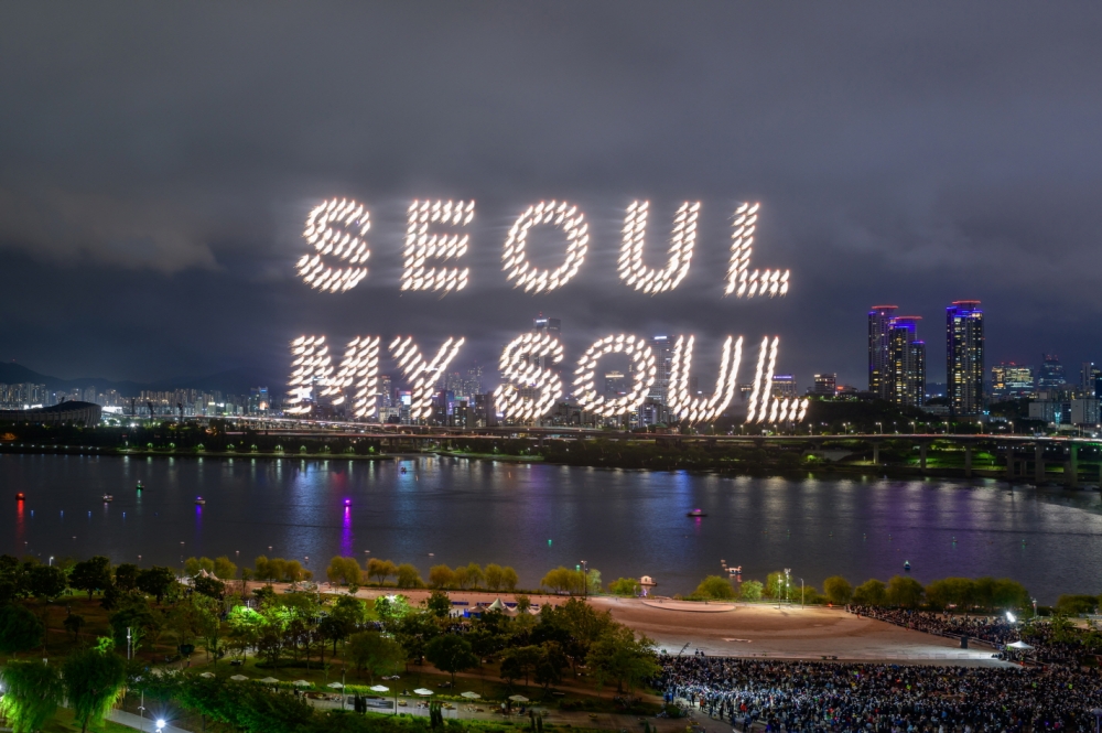 ▲560여 대의 불꽃 드론으로 표현한 서울시의 새로운 슬로건 ‘SEOUL, MY SOUL’