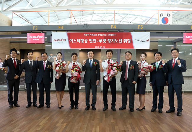 7월 20일 오후 인천국제공항 2층 탑승카운터 앞에서 이스타항공 김정식 대표(좌측에서 여섯 번째) 및 임직원들이 참석한 가운데 인천-푸켓 정기노선 취항식 행사를 진행했다.
