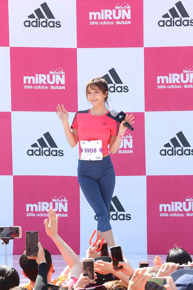 ▲설명=아디다스 마이런 부산 마라톤 대회에 참석한 레인보우 조현영