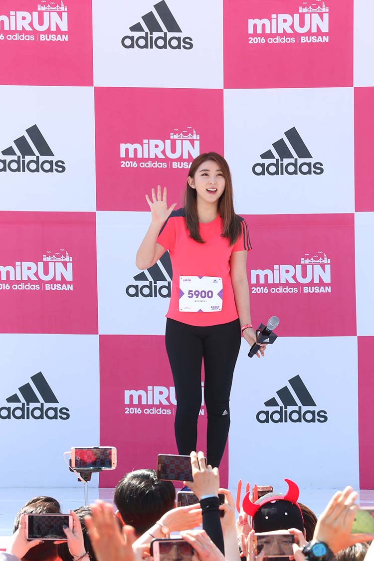 ▲설명=아디다스 마이런 부산 마라톤 대회에 참석하여 인사하는 포미닛 권소현