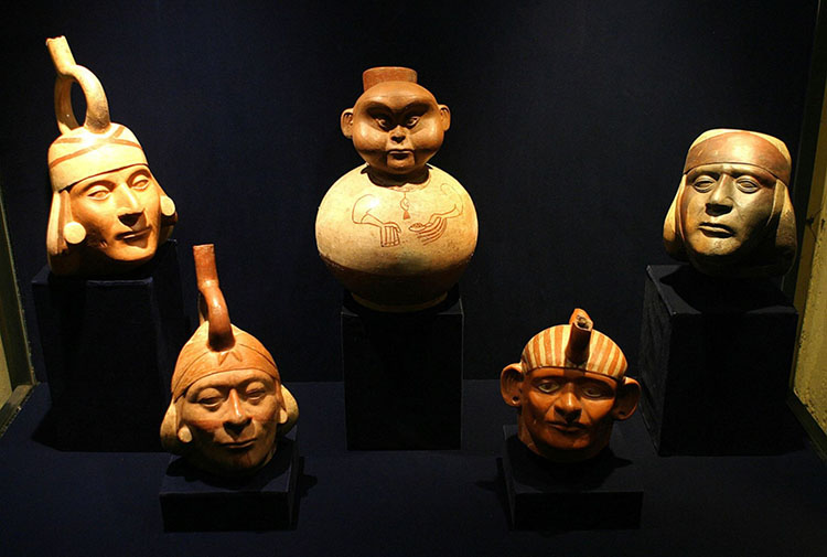 고대 모체 문명의 유물들