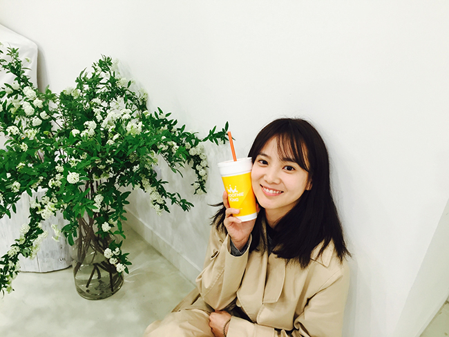 30일, 배우 윤승아가 자신의 인스타그램에 스무디킹의 ‘슬림 앤 슬림 스트로베리’를 즐기는 모습을 공개했다. 